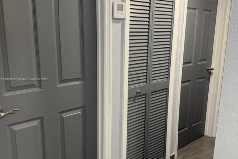 Condo in Miami, Florida, 3 bedrooms  № 1943245 - photo 12