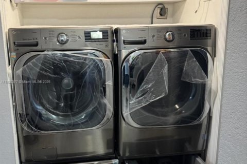 Condo in Miami, Florida, 3 bedrooms  № 1943245 - photo 14