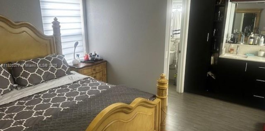 Condo in Miami, Florida, 3 bedrooms  № 1943245