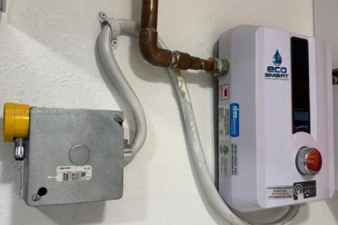 Condo in Miami, Florida, 3 bedrooms  № 1943245 - photo 16