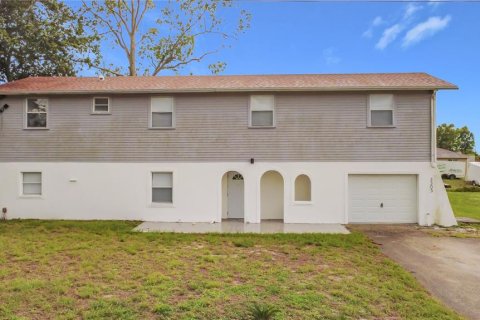 House in Lehigh Acres, Florida 4 bedrooms, 207.82 sq.m. № 2109910 - photo 5