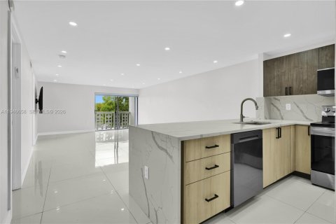 Condo in Miami Beach, Florida, 2 bedrooms  № 2002894 - photo 2