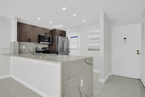 Condo in Miami Beach, Florida, 2 bedrooms  № 2002894 - photo 5