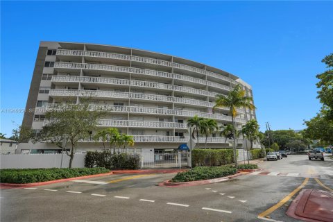 Condo in Miami Beach, Florida, 2 bedrooms  № 2002894 - photo 19