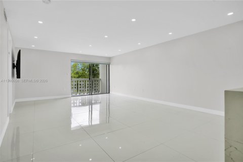 Condo in Miami Beach, Florida, 2 bedrooms  № 2002894 - photo 13