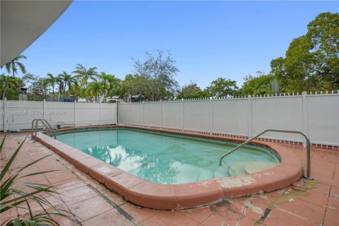 Condo in Miami Beach, Florida, 2 bedrooms  № 2002894 - photo 20