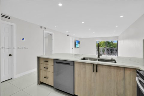 Condo in Miami Beach, Florida, 2 bedrooms  № 2002894 - photo 3