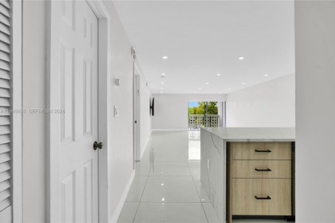 Condo in Miami Beach, Florida, 2 bedrooms  № 2002894 - photo 4