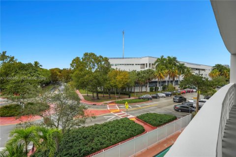 Condo in Miami Beach, Florida, 2 bedrooms  № 2002894 - photo 16