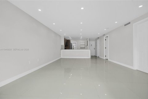 Condo in Miami Beach, Florida, 2 bedrooms  № 2002894 - photo 11