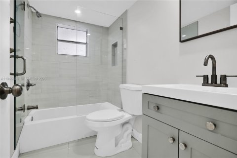 Condo in Miami Beach, Florida, 2 bedrooms  № 2002894 - photo 6