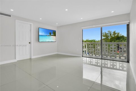 Condo in Miami Beach, Florida, 2 bedrooms  № 2002894 - photo 14