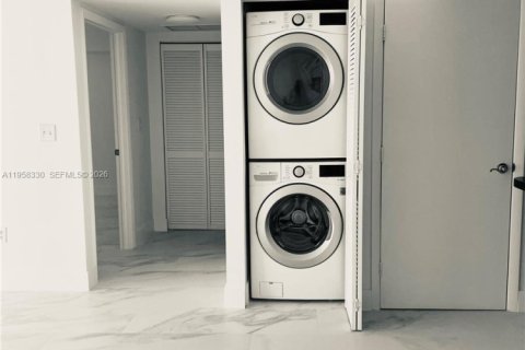 Apartment in Miami, Florida 1 bedroom, 70.33 sq.m. № 2017484 - photo 10