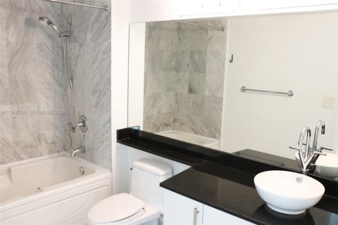 Apartment in Miami, Florida 1 bedroom, 70.33 sq.m. № 2017484 - photo 11