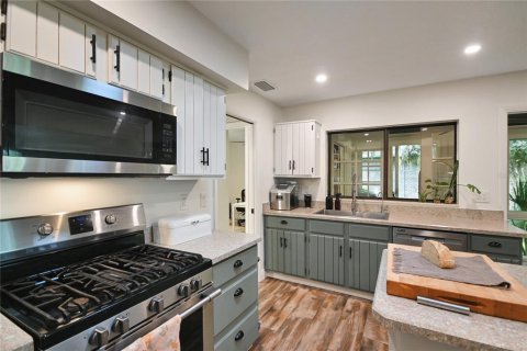 House in New Smyrna Beach, Florida 4 bedrooms, 226.4 sq.m. № 2318946 - photo 14