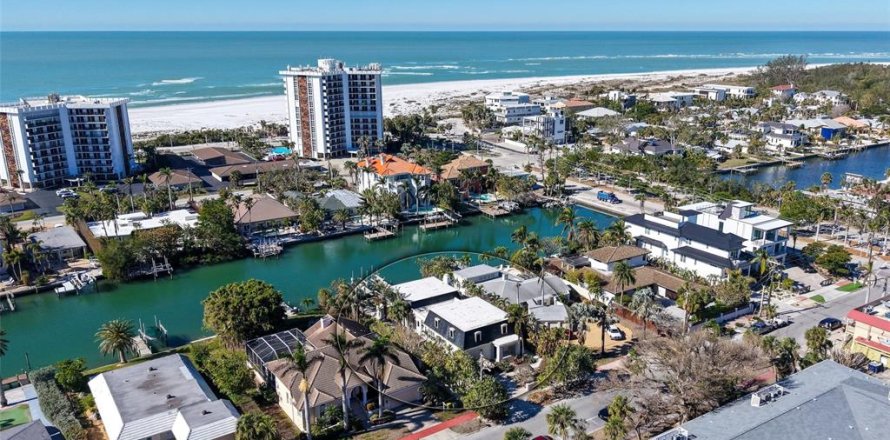 House in Sarasota, Florida 4 bedrooms, 416.2 sq.m. № 1535252