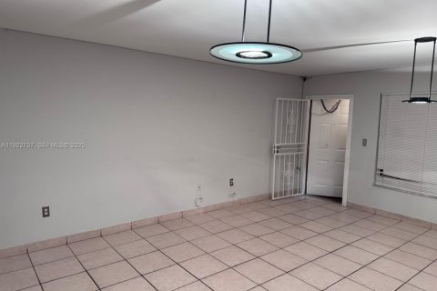 Touwnhouse à louer à Miami, Floride: 3 chambres, 109.62 m2 № 1976709 - photo 2