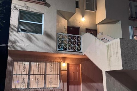 Touwnhouse à louer à Miami, Floride: 3 chambres, 109.62 m2 № 1976709 - photo 1