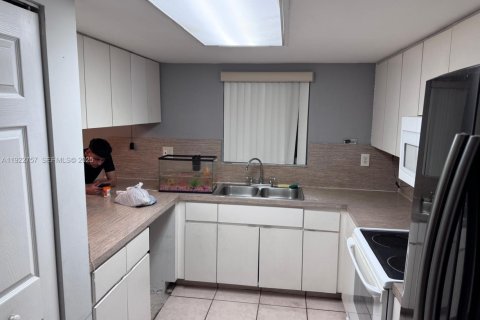 Touwnhouse à louer à Miami, Floride: 3 chambres, 109.62 m2 № 1976709 - photo 10