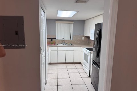 Touwnhouse à louer à Miami, Floride: 3 chambres, 109.62 m2 № 1976709 - photo 3