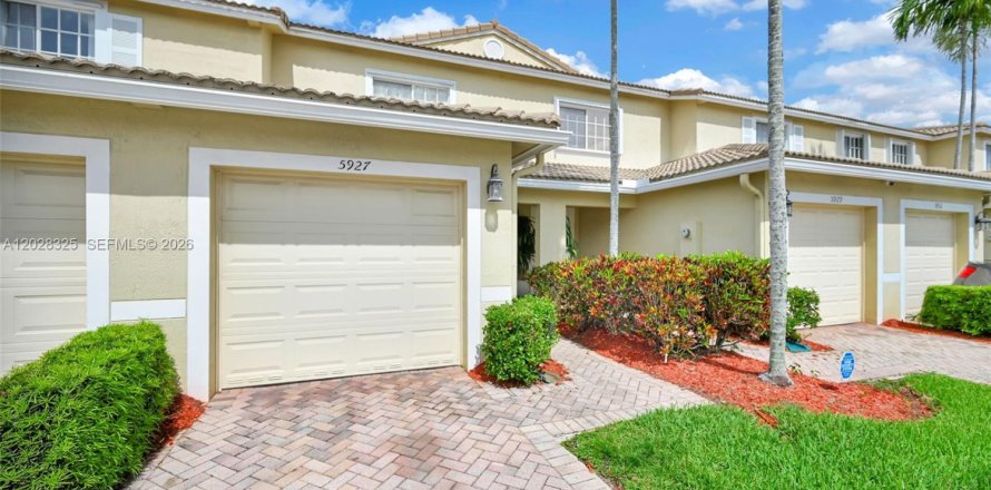 Adosado en Tamarac, Florida 2 dormitorios, 107.3 m2 № 2089623