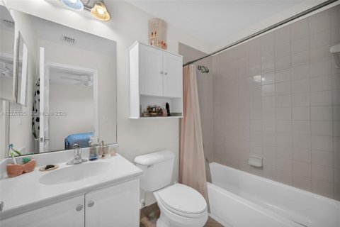 Adosado en venta en Tamarac, Florida, 2 dormitorios, 107.3 m2 № 2089623 - foto 14