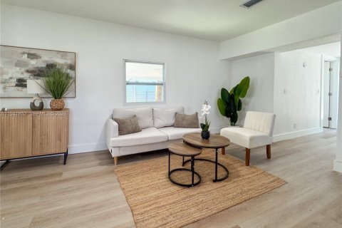 Casa en venta en Oakland Park, Florida, 2 dormitorios, 77.67 m2 № 1999742 - foto 3