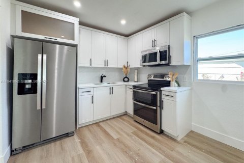 Casa en venta en Oakland Park, Florida, 2 dormitorios, 77.67 m2 № 1999742 - foto 5