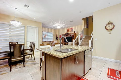 Touwnhouse à vendre à Pembroke Pines, Floride: 4 chambres, 261.61 m2 № 1697316 - photo 9