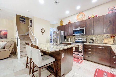 Touwnhouse à vendre à Pembroke Pines, Floride: 4 chambres, 261.61 m2 № 1697316 - photo 6