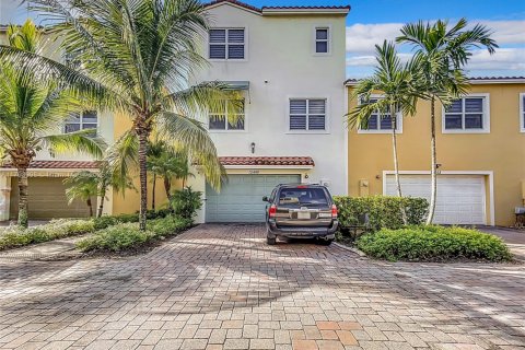 Touwnhouse à vendre à Pembroke Pines, Floride: 4 chambres, 261.61 m2 № 1697316 - photo 1