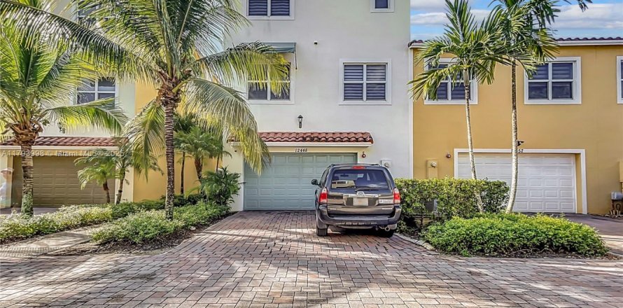 Touwnhouse à Pembroke Pines, Floride 4 chambres, 261.61 m2 № 1697316
