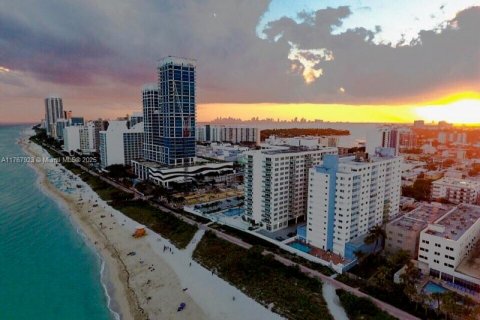 Condo in Miami Beach, Florida, 1 bedroom  № 1867514 - photo 1