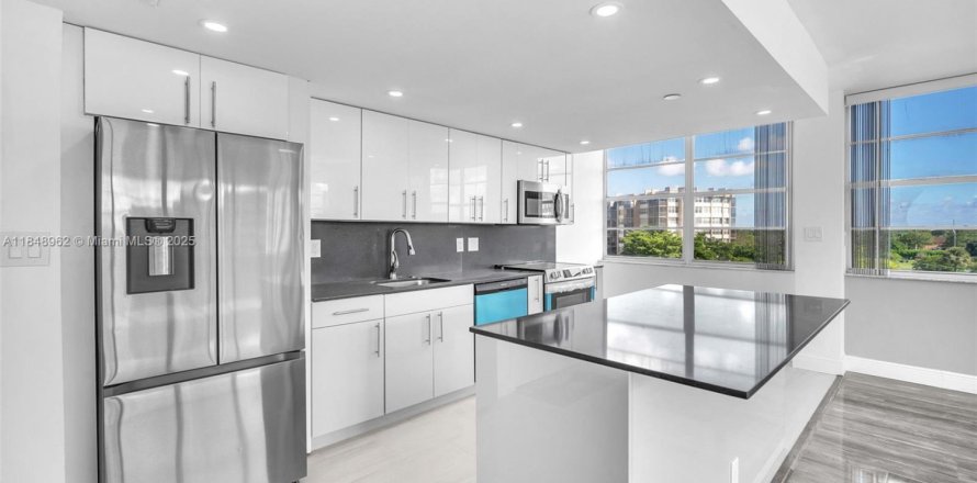 Condominio en Pembroke Pines, Florida, 2 dormitorios  № 1932193