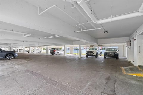 Condo in Miami, Florida, 1 bedroom  № 1993111 - photo 22