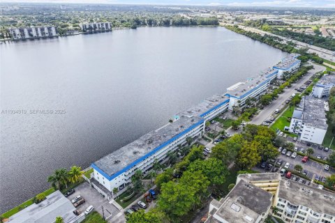 Condo in Miami, Florida, 1 bedroom  № 1993111 - photo 26