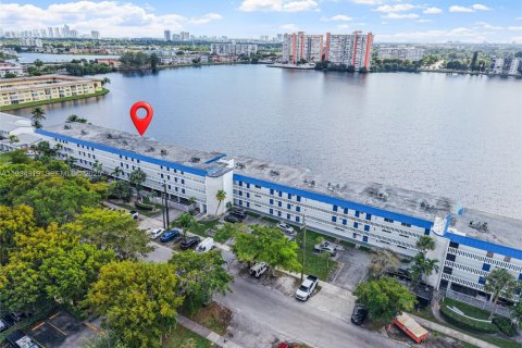 Condo in Miami, Florida, 1 bedroom  № 1993111 - photo 24