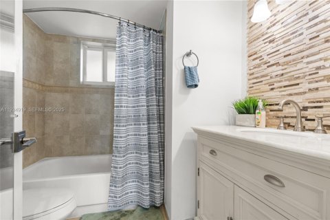 Condo in Miami, Florida, 1 bedroom  № 1993111 - photo 13