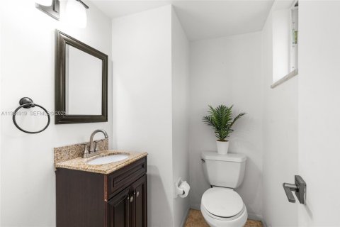 Condo in Miami, Florida, 1 bedroom  № 1993111 - photo 9