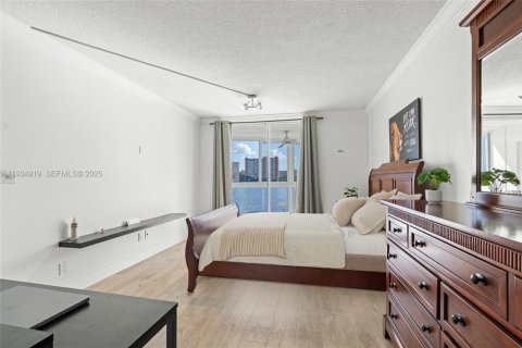 Condo in Miami, Florida, 1 bedroom  № 1993111 - photo 11