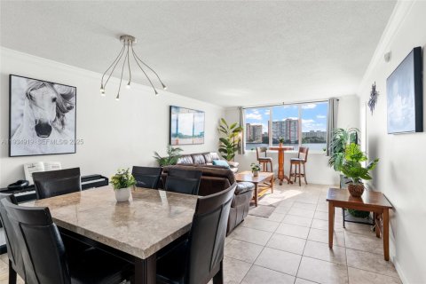 Condo in Miami, Florida, 1 bedroom  № 1993111 - photo 5