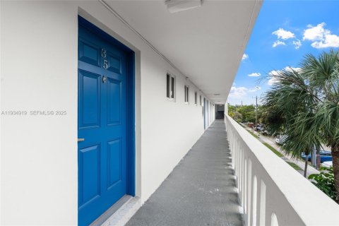 Condo in Miami, Florida, 1 bedroom  № 1993111 - photo 17