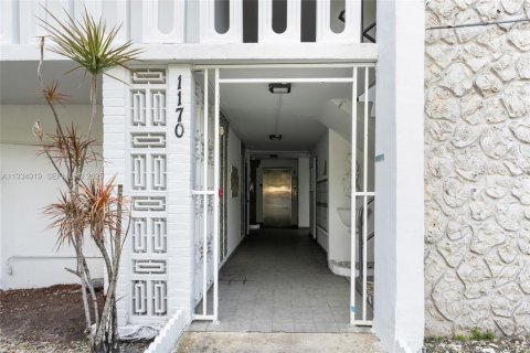 Condo in Miami, Florida, 1 bedroom  № 1993111 - photo 19