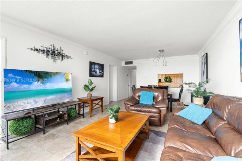 Condo in Miami, Florida, 1 bedroom  № 1993111 - photo 3
