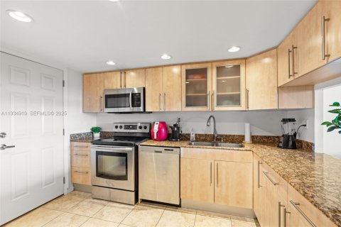 Condo in Miami, Florida, 1 bedroom  № 1993111 - photo 7