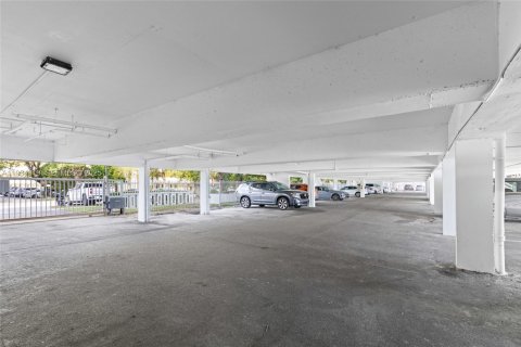 Condo in Miami, Florida, 1 bedroom  № 1993111 - photo 21