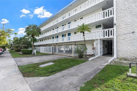 Condo in Miami, Florida, 1 bedroom  № 1993111 - photo 25