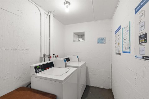 Condo in Miami, Florida, 1 bedroom  № 1993111 - photo 20