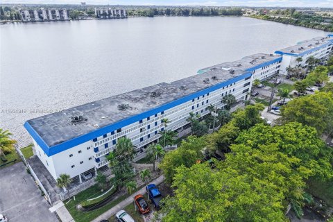 Condo in Miami, Florida, 1 bedroom  № 1993111 - photo 27