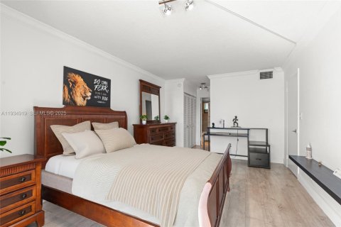 Condo in Miami, Florida, 1 bedroom  № 1993111 - photo 12
